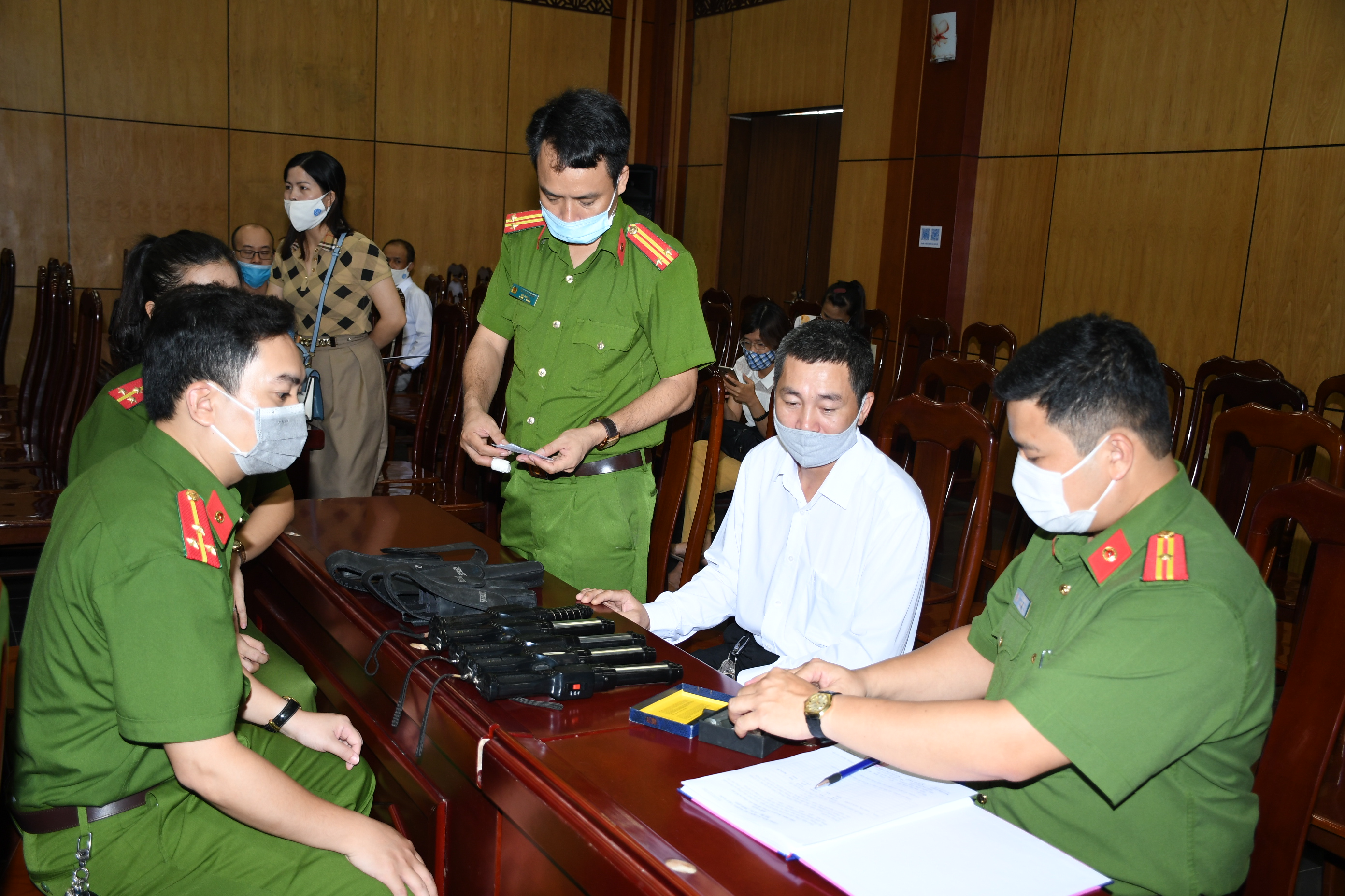 Vận động giao nộp 69 khẩu súng, gần 1.400 viên đạn